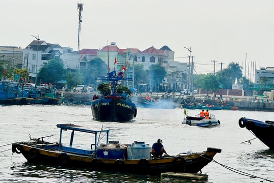 Các địa phương ven biển “căng mình” ứng phó bão số 15