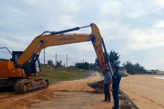 Khẩn trương dọn dẹp cát lấp tuyến đường ven biển Phan Rí Cửa