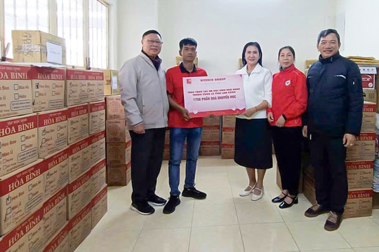 Lâm Đồng tiếp nhận 1.750 suất dụng cụ học tập cho học sinh vùng lũ