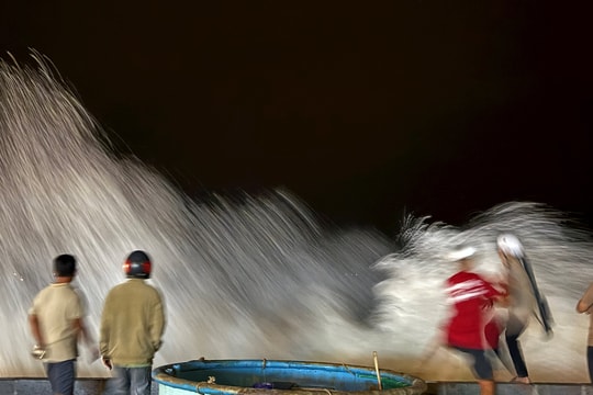 Sóng biển cao 5m, nhiều hàng quán ở Mũi Né phải di dời tài sản trong đêm