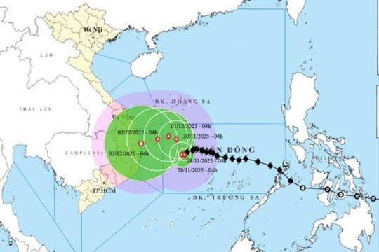 Bão số 15 giảm cường độ, đổi hướng và tiếp tục di chuyển chậm