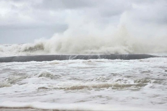 Ảnh hưởng của áp thấp nhiệt đới, khu vực Nam Biển Đông có gió mạnh, sóng cao