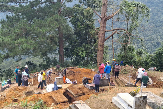 Di dời 38 ngôi mộ vì sạt lở