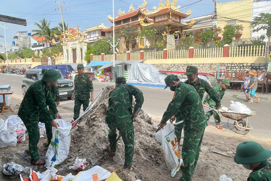 Lực lượng Công an, Biên phòng Mũi Né tập trung ứng phó triều cường