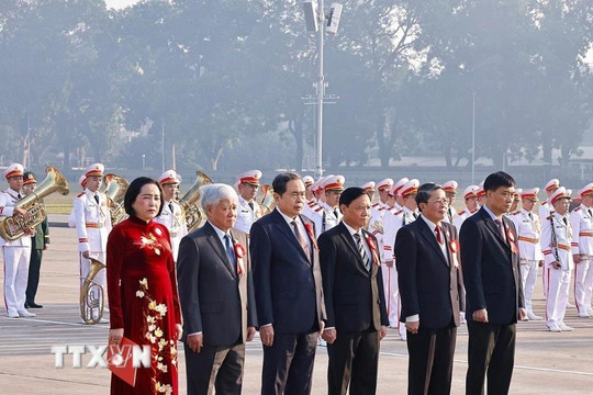 Đại biểu Đại hội thi đua yêu nước của Quốc hội báo công và vào lăng viếng Bác