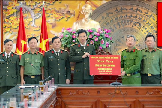 Công an TP. HCM trao tặng Công an Lâm Đồng 2 tỷ đồng hỗ trợ khắc phục thiên tai