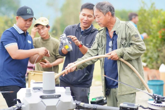 Nhóm Ứng cứu 3 miền sử dụng drone hỗ trợ khắc phục hậu quả lũ lụt ở Đắk Lắk