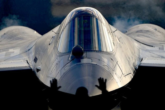 MW nêu lợi thế Su-57 so với F-22, F-35: tên lửa tầm xa