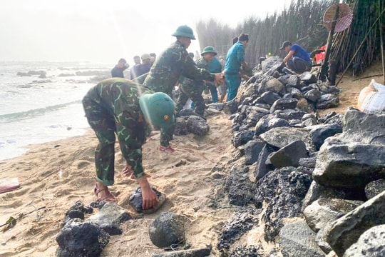 Chung tay hỗ trợ Nhân dân thôn Đông Hải khắc phục hậu quả bão số 15