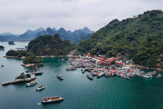 Hồ Hòa Bình: Khám phá 'vịnh Hạ Long trên cạn' của Tây Bắc