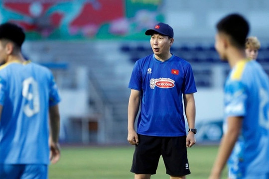 HLV Kim Sang-sik mất ngủ trước giờ chốt danh sách SEA Games 33