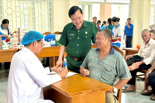 Hội CCB tỉnh tổ chức khám bệnh, tặng kính cho người dân phường Mũi Né