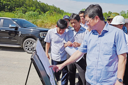 Nắng ráo, nhà thầu tất bật thi công các công trình trọng điểm