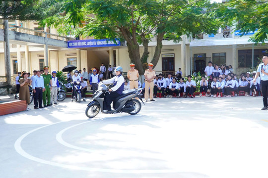 Gần 2.200 học sinh THPT ở Đức Lập được trang bị kỹ năng lái xe an toàn