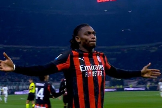 Leao định đoạt đại chiến, AC Milan chiếm đỉnh bảng Serie A