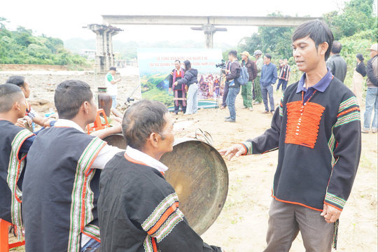 Phát huy vai trò đảng viên dân tộc thiểu số trong bảo tồn văn hóa dân tộc