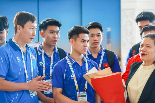 Đội tuyển U22 Việt Nam đến Bangkok, sẵn sàng cho ngày xung trận tại SEA Games 33