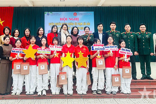 Viện Kiểm sát quân sự (KSQS) Khu vực 32 (Viện KSQS Quân khu 3) tuyên truyền pháp luật tại Trường THCS Hàn Thuyên
