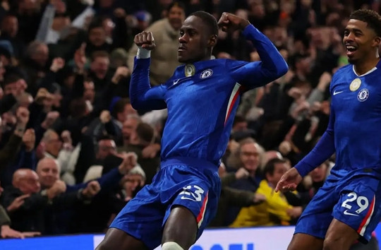 Chelsea 10 người kiên cường cầm hòa Arsenal trong trận derby rực lửa