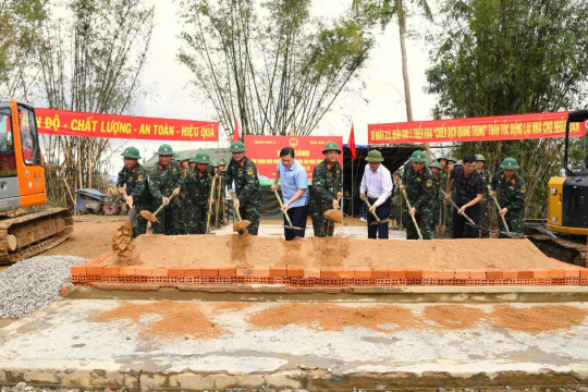 Bộ đội Cụ Hồ vượt nắng thắng mưa xây dựng nhà ở cho nhân dân vùng lũ Đắk Lắk
