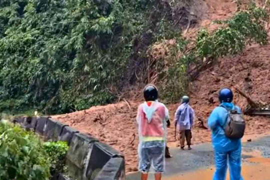 Tạm dừng lưu thông trên đèo Ngoạn Mục do xuất hiện điểm sạt lở mới