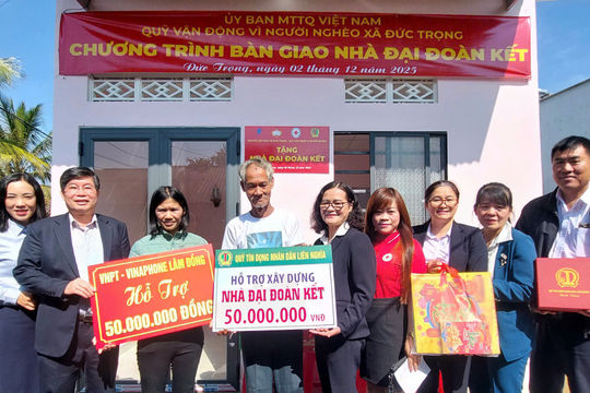 Bàn giao nhà Đại đoàn kết cho hộ nghèo ở Đức Trọng