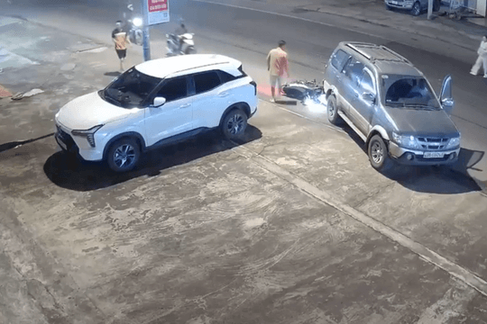 Xe máy va chạm ô tô, một người bị thương nặng