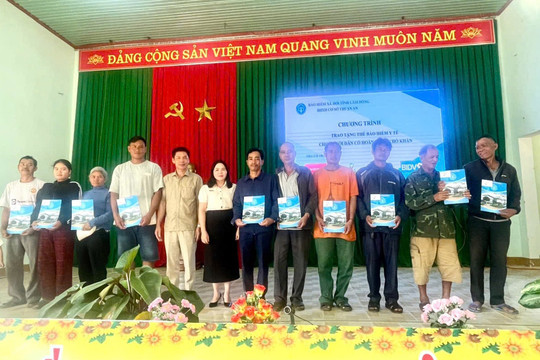 Lâm Đồng trao hơn 2.500 thẻ BHYT hỗ trợ người dân khó khăn