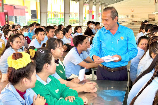 Lâm Đồng trao quà cho 315 đoàn viên công đoàn, người lao động bị thiệt hại do mưa lũ