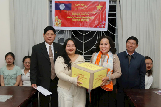 Hội Hữu nghị Việt Nam - Lào tỉnh Lâm Đồng thăm, tặng quà sinh viên Lào