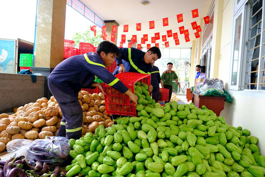 Công an Lâm Đồng hỗ trợ gần 34 tấn rau củ cho người dân vùng lũ Khánh Hòa