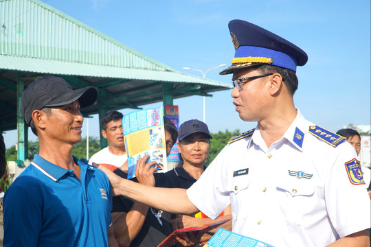 Cảnh sát biển đồng hành với ngư dân