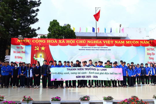 Đôi tay học trò nuôi dưỡng mầm xanh