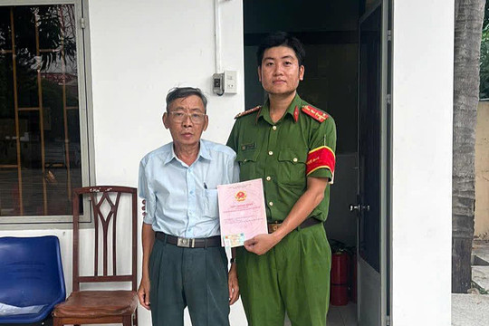 Đánh rơi sổ đỏ trên đường, chủ nhân xúc động khi được công an tìm trao trả