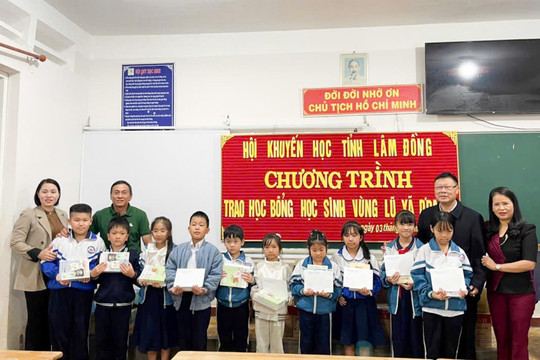 Hội Khuyến học tỉnh Lâm Đồng trao học bổng cho học sinh vùng lũ D’ran
