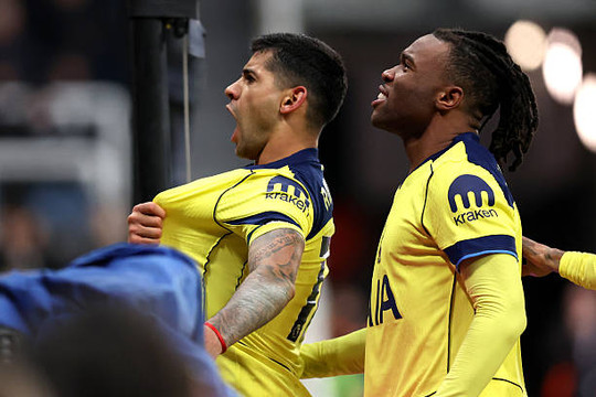 Romero lập cú đúp, Tottenham thoát thua Newcastle kịch tính