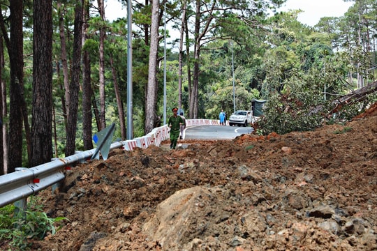 Đèo Prenn sạt lở, các phương tiện tạm ngưng lưu thông