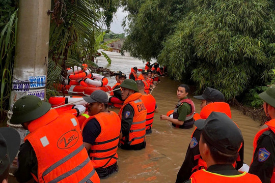 Mưa lũ dâng cao, nhiều địa phương phía Đông Lâm Đồng di dời dân khẩn cấp trong đêm