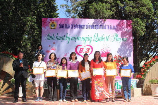 Công nhân môi trường giúp nhau vượt khó