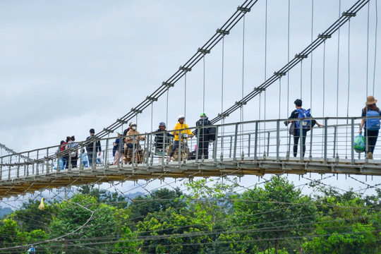 Lâm Đồng chỉ đạo xử lý sạt lở bờ sông và bảo đảm an toàn cầu treo Đức Xuyên