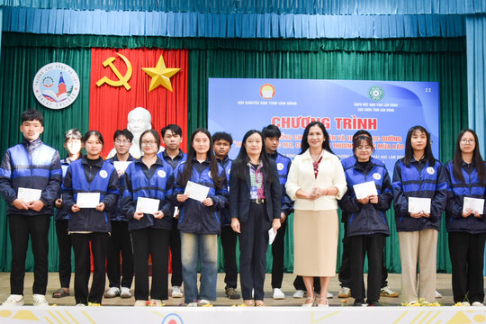 Hội Khuyến học tỉnh Lâm Đồng trao học bổng cho sinh viên