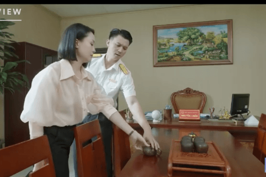 Lằn ranh tập 25: Tương lai của Khắc bị đe dọa vì cấp dưới