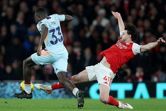 Declan Rice tỏa sáng rồi chấn thương, Arsenal lo lắng