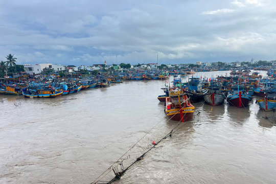 Mực nước sông Dinh dâng cao, chảy xiết mạnh