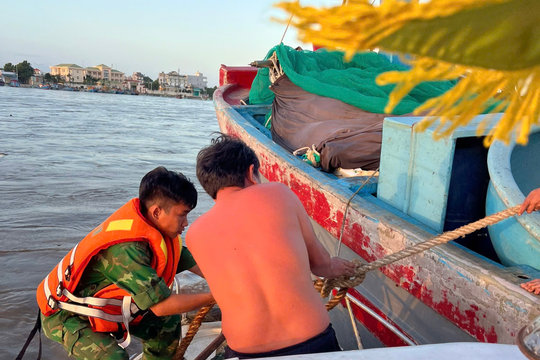 Đồn Biên phòng Thanh Hải cứu 5 tàu cá trôi ra biển