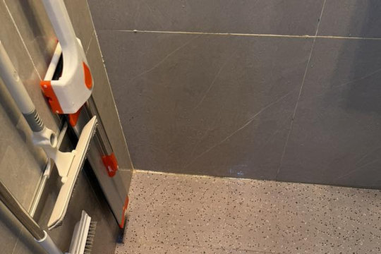 Mẹo giữ toilet kín không cửa sổ luôn khô thoáng, sạch sẽ
