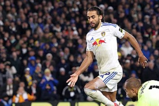 Chelsea sụp đổ tại Elland Road, bị Arsenal bỏ xa 9 điểm