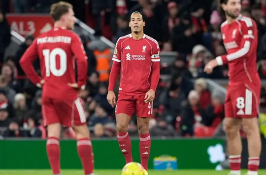 Van Dijk sa sút, Liverpool chật vật níu giữ 1 điểm ở Anfield