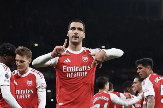 Premier League: Arsenal vững vàng ngôi đầu, M.U có cơ hội leo cao