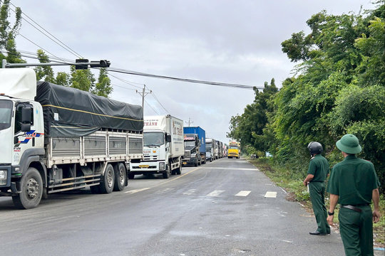 Mưa lớn gây ngập quốc lộ 1A, giao thông chuyển hướng qua đường ven biển
